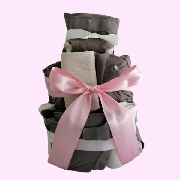 mini gateau de couche avec ruban rose
