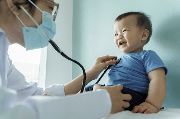 bébé avec personnel soignant