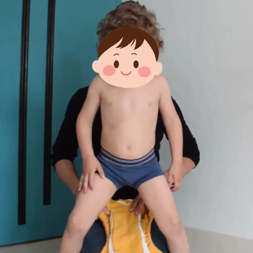 Le change debout en crèche avec des couches lavables