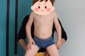 Le change debout en crèche avec des couches lavables