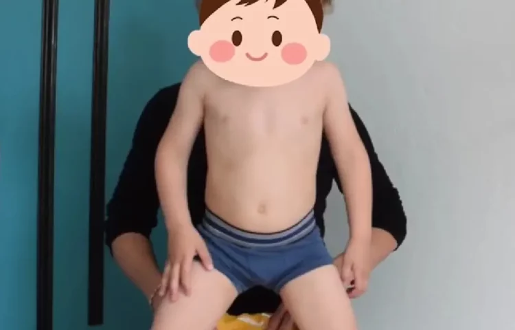 Le change debout en crèche avec des couches lavables